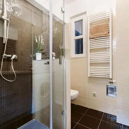 A_or_ B_luxflat_2br_2ba_vaci Street